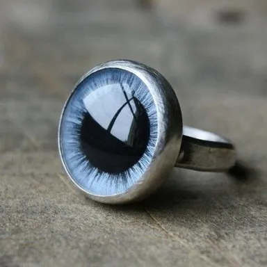 Prstene v tvare očí pôsobia trochu čudne, ale nedá sa od nich odtrhnúť zrak.