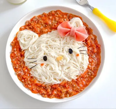 Nezabúdajme na mačky. Veľmi rady sa zvíjajú do klbka. Zrolujme si zo špagiet takéto milé mačičky.